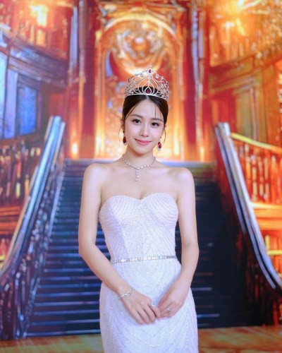 港姐冠军庄子璇海边写真引热议，高挺鼻梁似欧美混血-硕谷新闻聚合