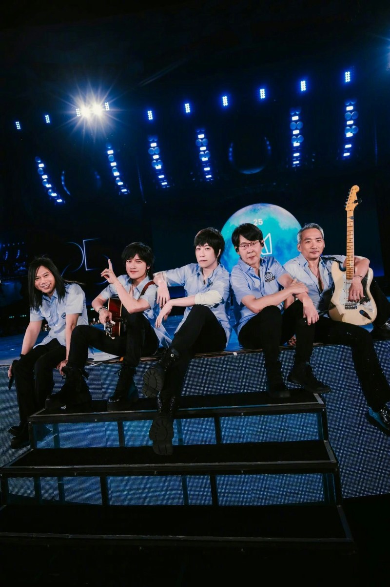 五月天内地巡演收官阶段一连55场,刷新华语乐团在内地巡演的场次纪录。(微博@阿信)