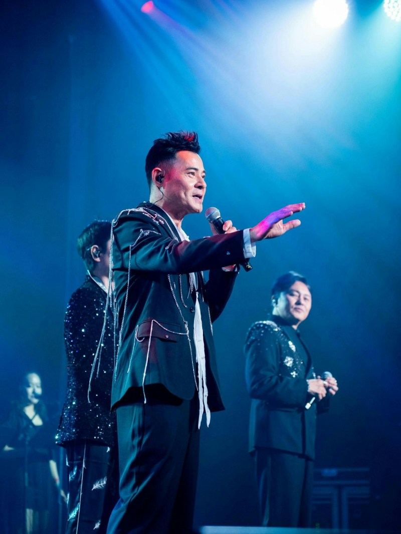 黄智贤与李思捷、麦长青、曹永廉及唐文龙组男团「Hey Brother」登台。(IG@benwong1020)