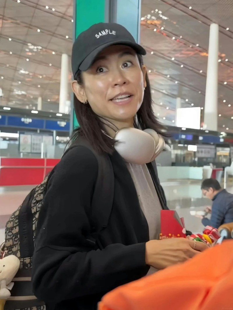 在无美颜无滤镜的原相镜头下,宣萱肤质依然紧致光滑。(小红书照片)