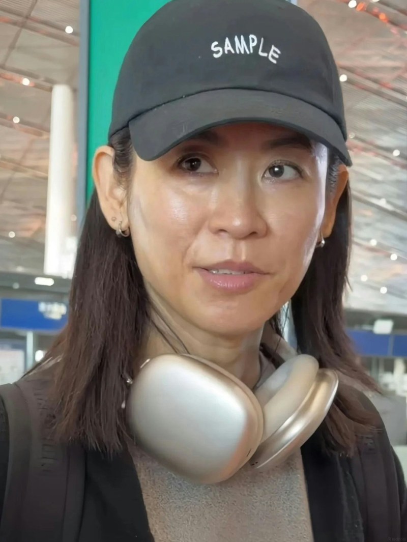 宣萱面对镜头神态轻鬆自然,展现优雅老去的自信美。(小红书照片)