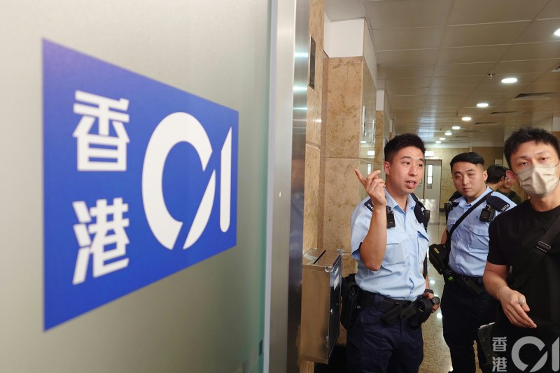 《香港01》收到一封内藏不知名粉末的信件,警方接报到场调查。