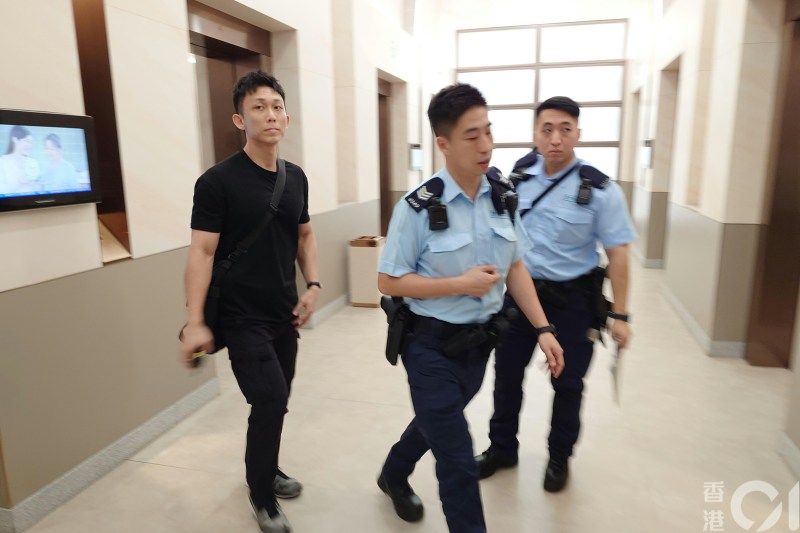 《香港01》收到一封内藏不知名粉末的信件,警方接报到场调查。