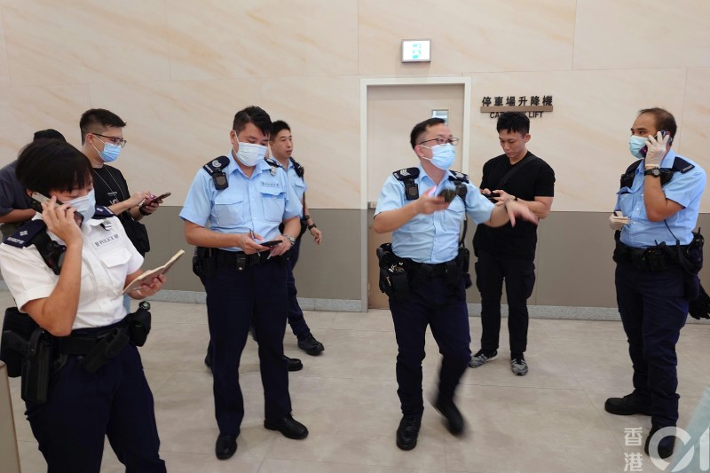《香港01》收到一封内藏不知名粉末的信件,警方接报到场调查。