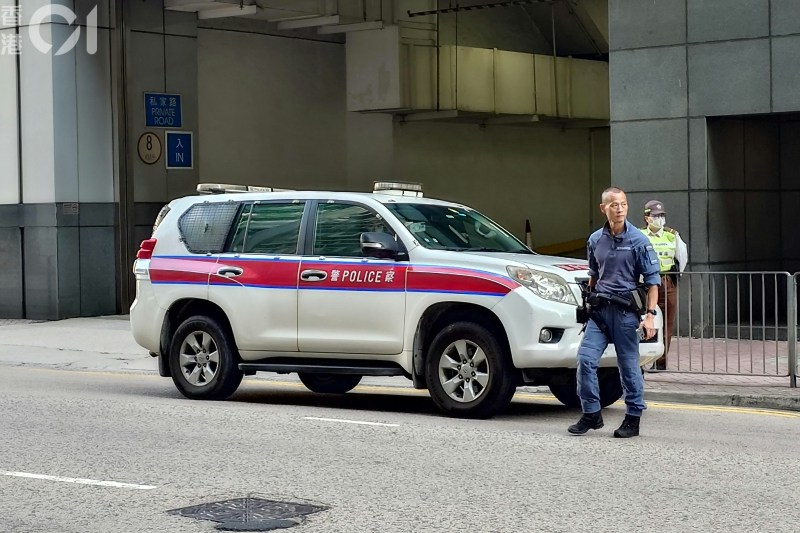 《香港01》收到一封内藏不知名粉末的信件,警方接报到场调查。