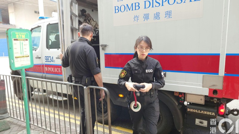 警方爆炸品处理课(EOD)人员到场处理。