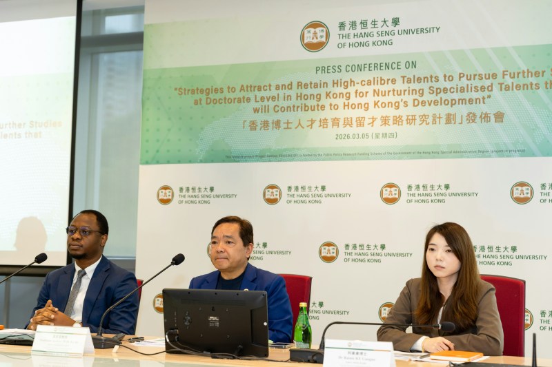 研究团队成员左起为恒大跨学科学院高级研究助理 Ayomide Oluwaseyi Oladosu 博士、校长兼项目首席研究员莫家豪教授及跨学科学院讲师柯果果博士。