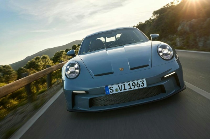 梁朝伟这次被捕捉到的座驾是Porsche 911 S/T,全球仅有1963辆,报价$5,669,000起(未含额外选配项目)。(Porsche官网)