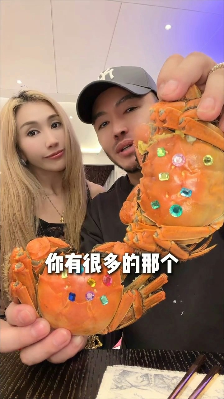 何超盈幽默回应指「镶钻大闸蟹」会特别好吃,展现豪门亲切幽默感。(小红书截图)