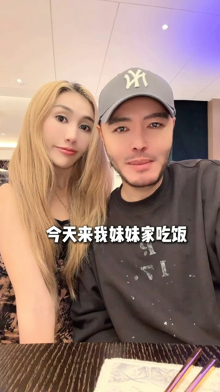 何超盈邀请知名造型师张帅到5亿豪宅作客,聚会菜式与奢华环境引爆热议。(小红书截图)