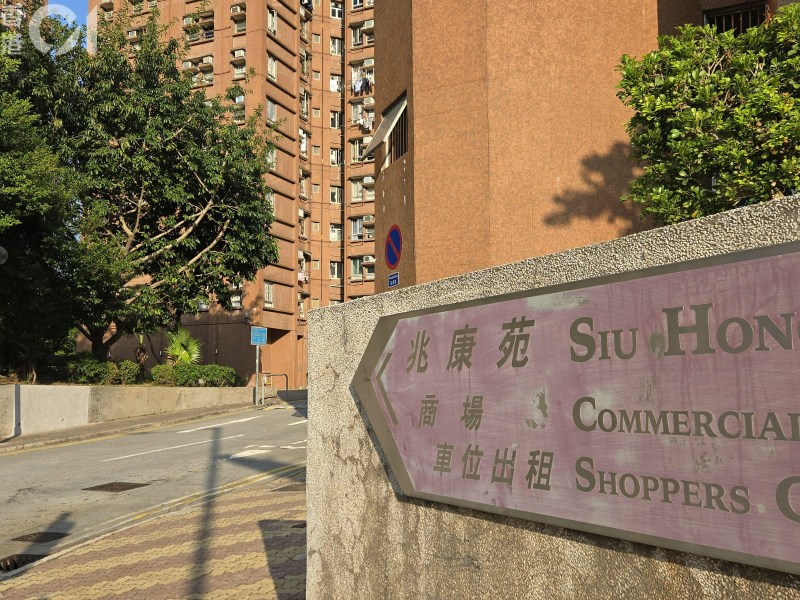 升降机承办商台日电梯负责安装的楼宇升降机被揭发违规无装耐火门框组件,包括屯门兆康苑第三、四期共11栋大厦。