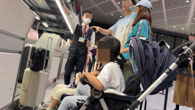日本成田机场香港航空登机柜位前,有一家四口香港家庭疑因不满购买1,500元机票却没有提供「飞机餐」,不断责骂地勤人员。(Threads@ccmhm888)