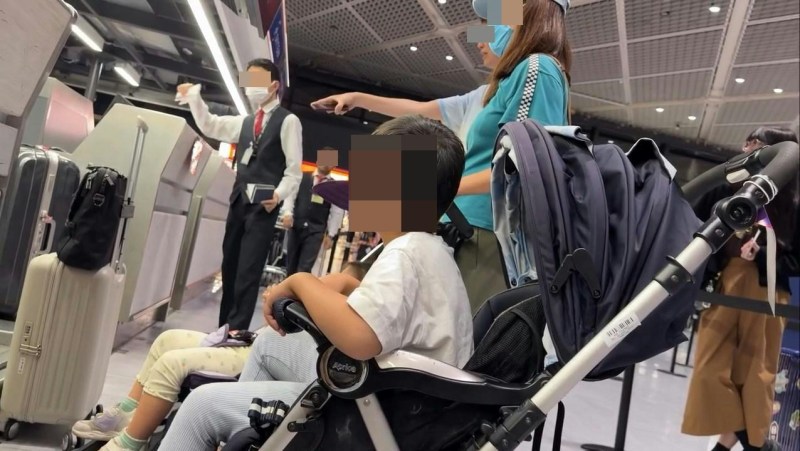 日本成田机场香港航空登机柜位前,有一家四口香港家庭疑因不满购买1,500元机票却没有提供「飞机餐」,不断责骂地勤人员。(Threads@ccmhm888)