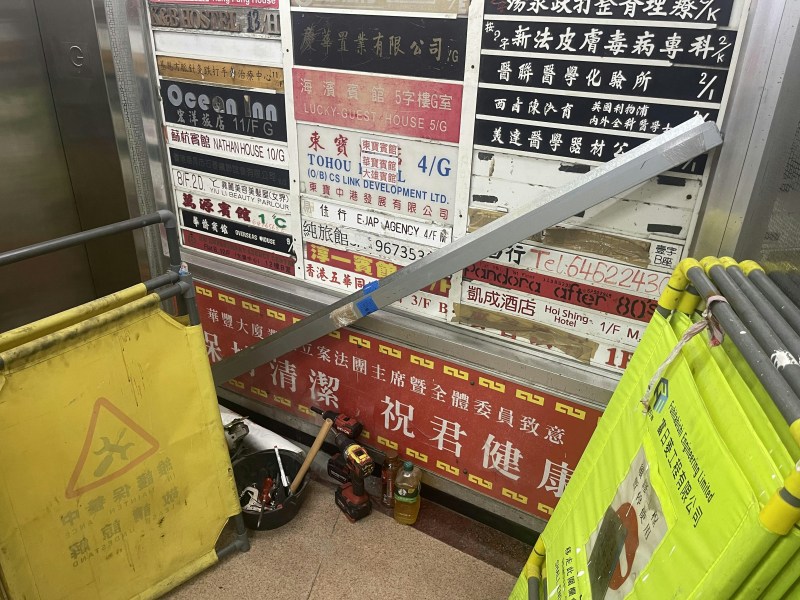 大堂放有电梯金属组件。