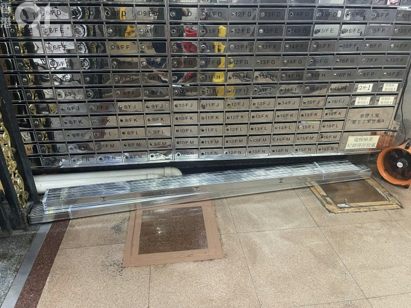 大堂放有电梯金属组件。