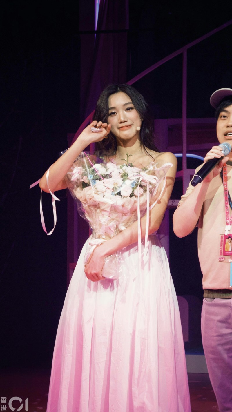 今次歌曲的粉红泡泡和少女心歌词,令人一听就联想到《Nancy恋噏show》的她。