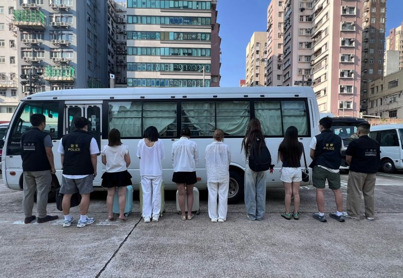 执法人员拘捕涉案女子。
