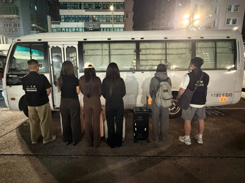 执法人员拘捕涉案女子。