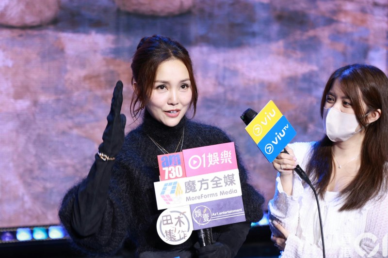 歌手谢安琪(Kay)将伙拍邓丽欣(Stephy)合作拍剧《完美的伪装》,会以医美为主题, 属于一部职场大战剧集。