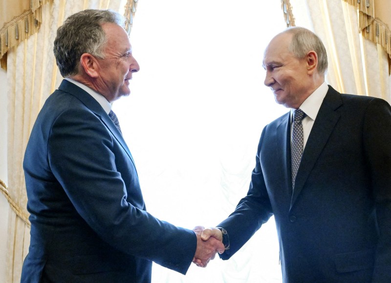 2026年10月21日,俄罗斯圣彼得堡,总统普京(Vladimir Putin,右)在君士坦丁宫会见美国特使威特科夫(Steve Witkoff,左)时握手。