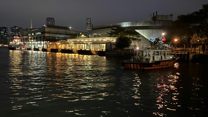 天文台预测,本港今日(10月22日)初时部份时间多云。日间大致天晴,天气炎热及干燥,市区最高气温约32度,新界再高一两度。