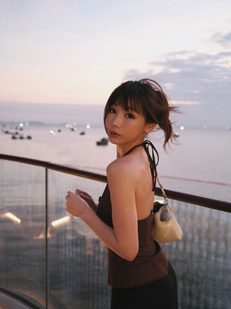 彻底告别女神形象白发睡衣扮阿婆。(IG@kan_jessica)