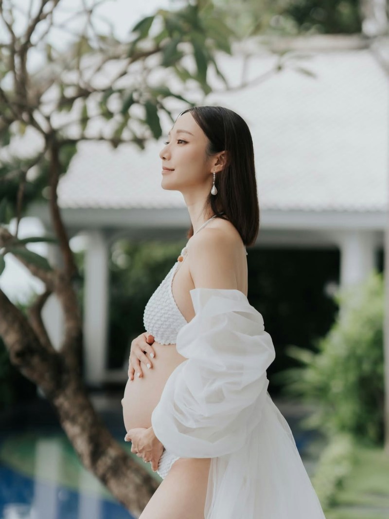 王君馨孕肚虽然圆润饱满,但手脚依然十分纤细。(IG@gwgurlie86)