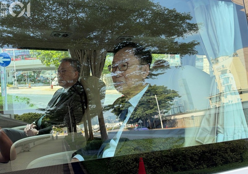 大埔宏福苑火灾独立委员会主席陆启康(前排左)、委员陈健波(前排右)及欧阳伯权(后排)10月22日上午抵行政长官办公室,正式向行政长官李家超提交调查报告。