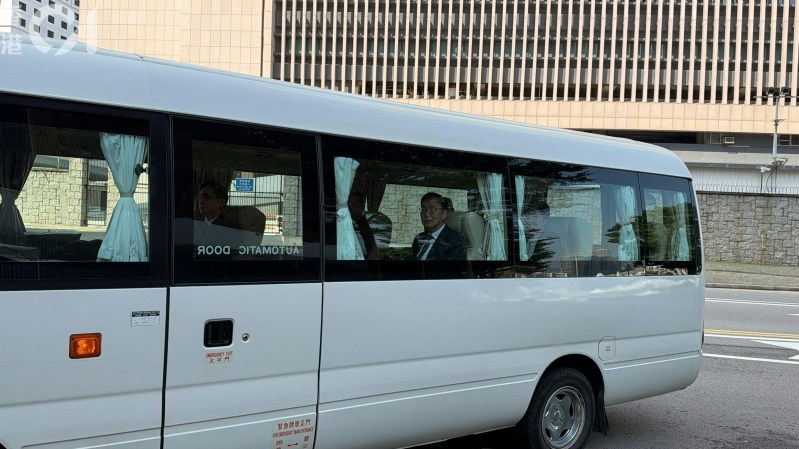 大埔宏福苑火灾独立委员会主席陆启康、委员陈健波及欧阳伯权10月22日上午抵行政长官办公室,正式向行政长官李家超提交调查报告。