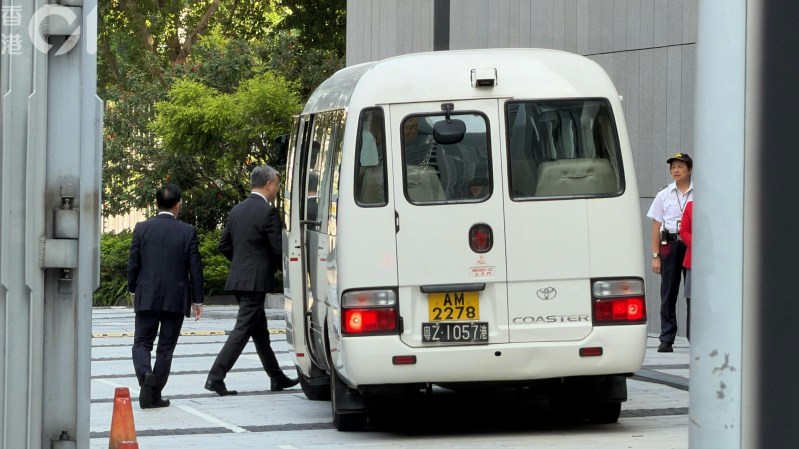 大埔宏福苑火灾独立委员会主席陆启康、委员陈健波及欧阳伯权10月22日上午抵行政长官办公室,正式向行政长官李家超提交调查报告。