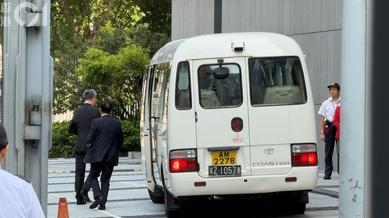 大埔宏福苑火灾独立委员会主席陆启康、委员陈健波及欧阳伯权10月22日上午抵行政长官办公室,正式向行政长官李家超提交调查报告。
