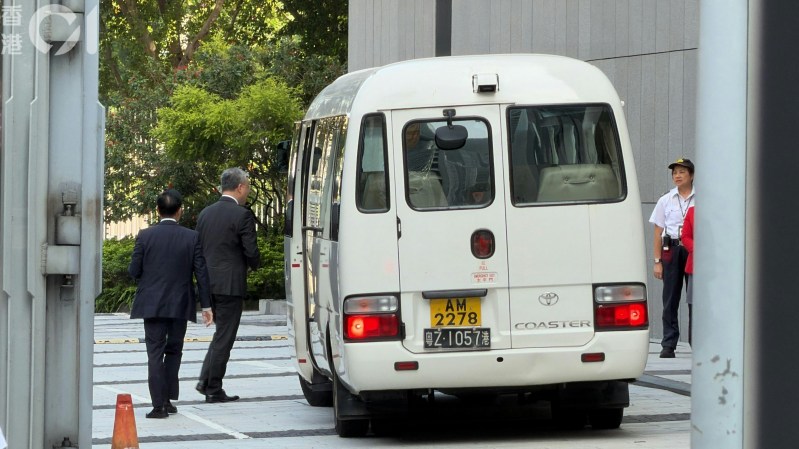 大埔宏福苑火灾独立委员会主席陆启康、委员陈健波及欧阳伯权10月22日上午抵行政长官办公室,正式向行政长官李家超提交调查报告。