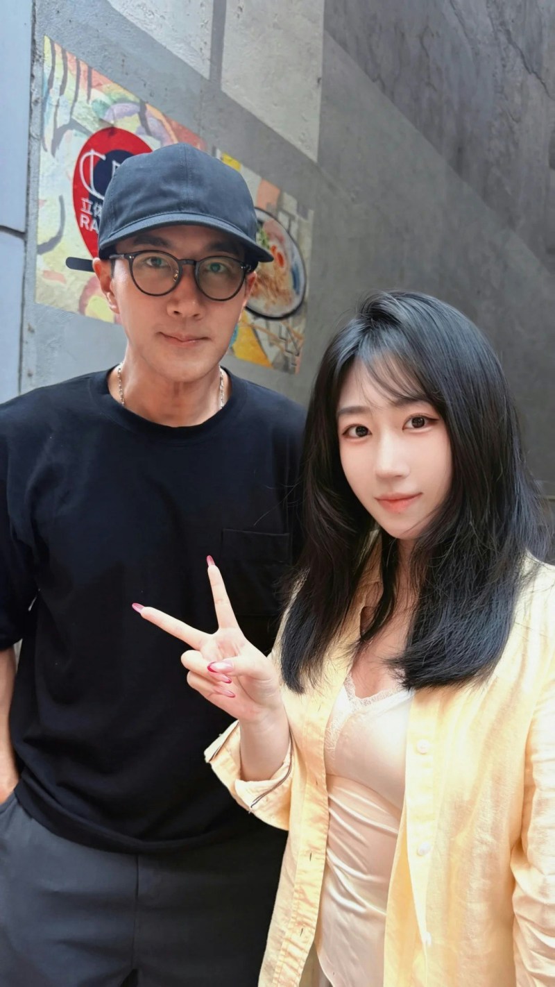 刘恺威近日被网民野生捕获,网民大赞他真人帅气。
