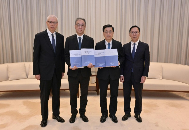 宏福苑火灾调查报告提交李家超,听证会揭露多部门监管失职与围标黑幕 宏福苑火灾调查报告提交李家超,听证会揭露多部门监管失职与围标黑幕