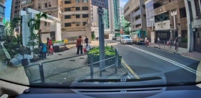 罗便臣道行车记录仪曝光：客货车违规双白线超车撞伤母女，路人紧急施救-硕谷新闻聚合