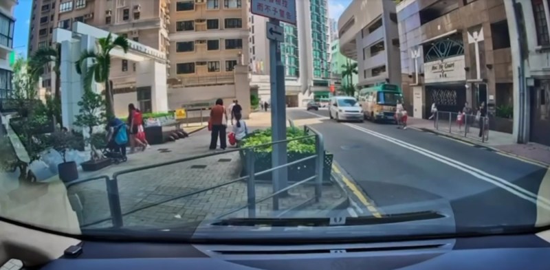 罗便臣道行车记录仪曝光:客货车违规双白线超车撞伤母女,路人紧急施救 罗便臣道行车记录仪曝光:客货车违规双白线超车撞伤母女,路人紧急施救