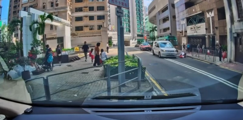 女子立即爬起检查女童伤势,女童则伏在地上,途人随即上前关心二人情况,影片到此结束。(车cam L(香港群组)/FriendlyCorgi8704)