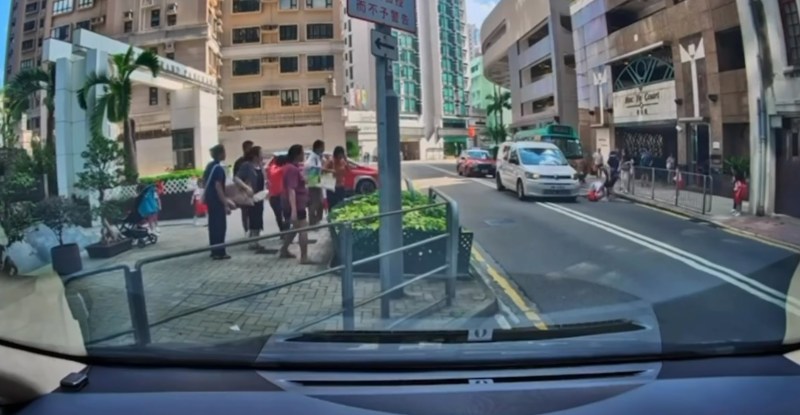 女子立即爬起检查女童伤势,女童则伏在地上,途人随即上前关心二人情况,影片到此结束。(车cam L(香港群组)/FriendlyCorgi8704)