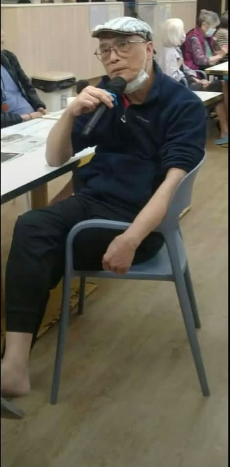 杜绍群身材高瘦,患有脑退化症,需要定时服药。