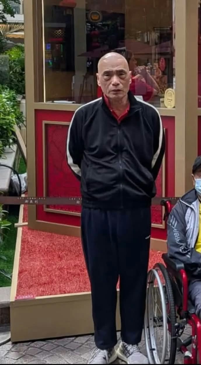 杜绍群身材高瘦,患有脑退化症,需要定时服药。