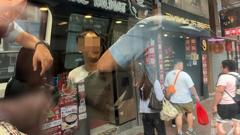 深水埗劏房发生冲突 男子疑因财务纠纷毁门伤人被捕 深水埗劏房发生冲突 男子疑因财务纠纷毁门伤人被捕