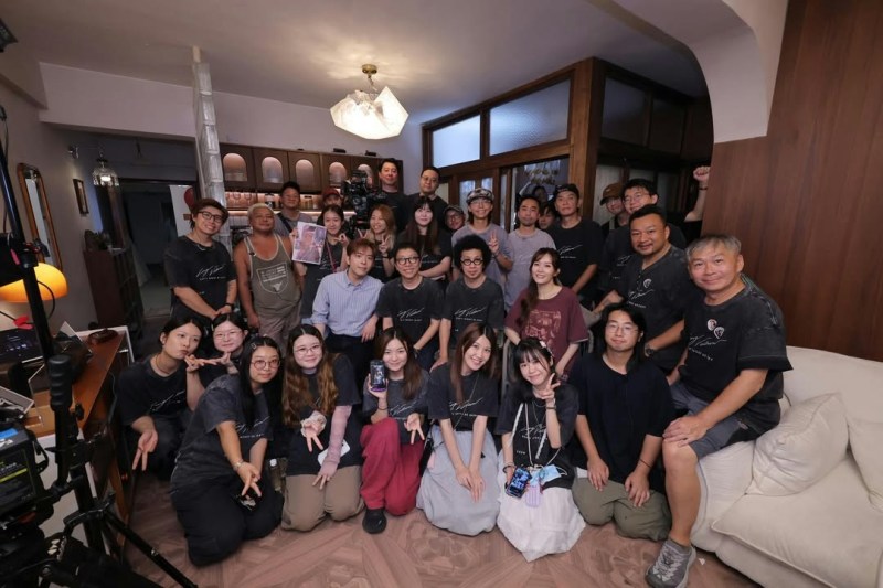 拍摄团队大合照,但就暂时未见其他演员,估计最后一场是他跟Ali在家中的戏份。(IG@edanlui)