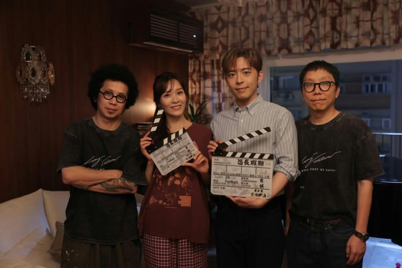 Ali、Edan手执拍板,与两位导演合照,并曝光了Ali的居家造型。(IG@edanlui)