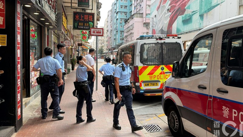 大批警员接报到场调查,拘捕一名涉案男子,涉嫌刑事毁坏及伤人。