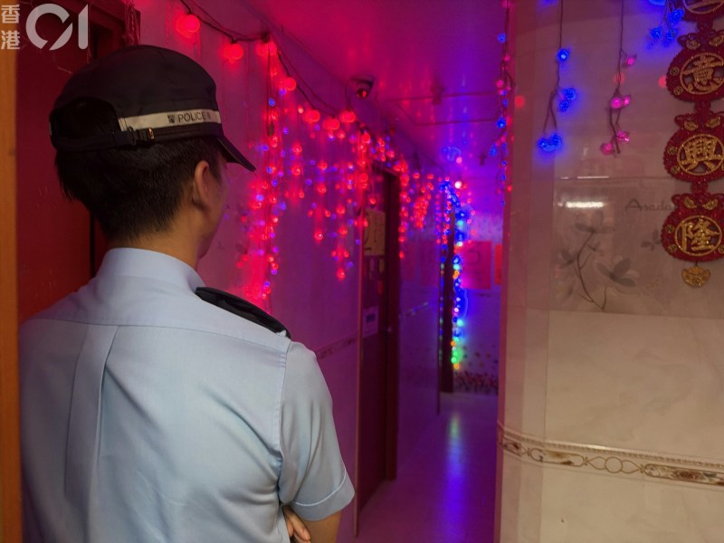 现场消息指,涉案男子前往福荣街120号一间劏房单位寻找相识的女事主,其后因金钱问题争执。
