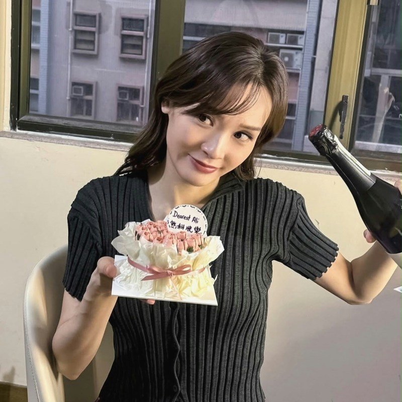 Ali收到煞科蛋糕和香槟。(IG@aliaime)