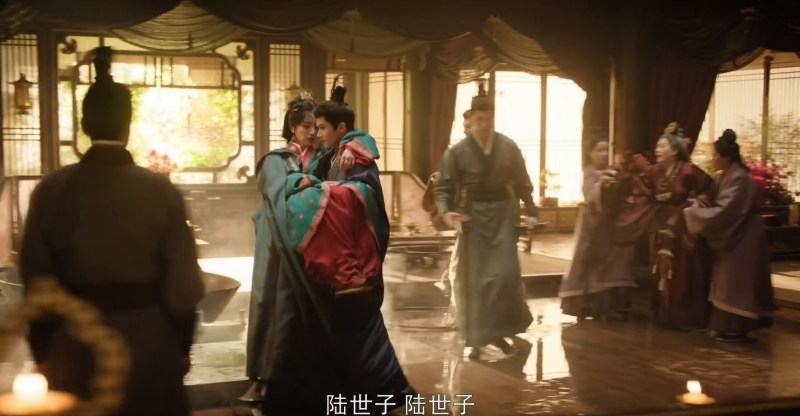 陆濯在众目睽睽下一把将受惊的魏娆霸气「公主抱」带离险境。(《嫁金钗》剧照)