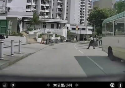 骏洋邨男生低头刷手机过马路险酿车祸，网友痛斥手机是现代精神鸦片-硕谷新闻聚合