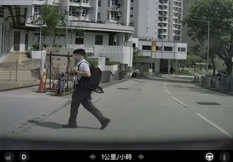 由于片段没有声音,未知是否片主最终响号警告,该名男学生方如梦初醒,转头看了私家车一眼,随后走回行人路离开。