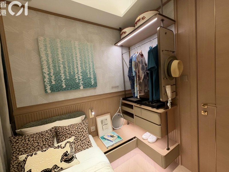 瑅海连装修示范单位参照第1座18楼A3室打造,实用面积668平方呎,采三房间隔。